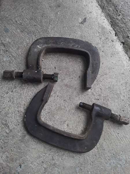 Tres gros serres joints