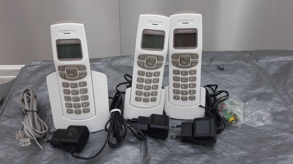 Trois t&eacute;l&eacute;phones
