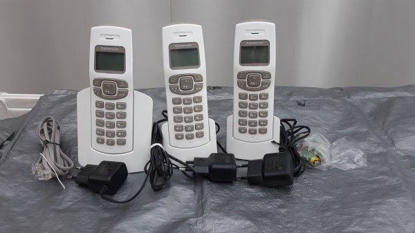 Trois t&eacute;l&eacute;phones pas cher