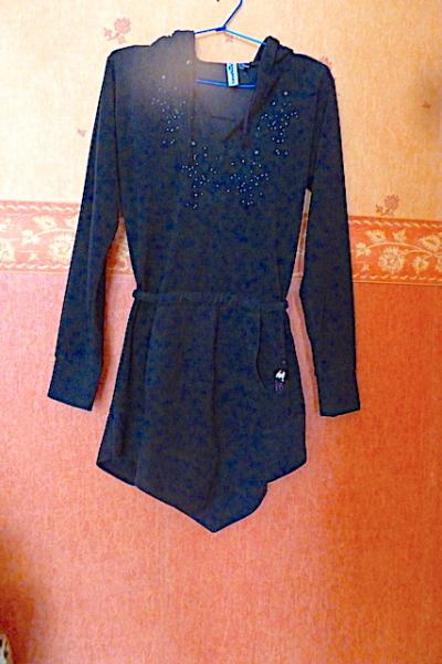 Tunique noire, chaude, capuche, coupe originale