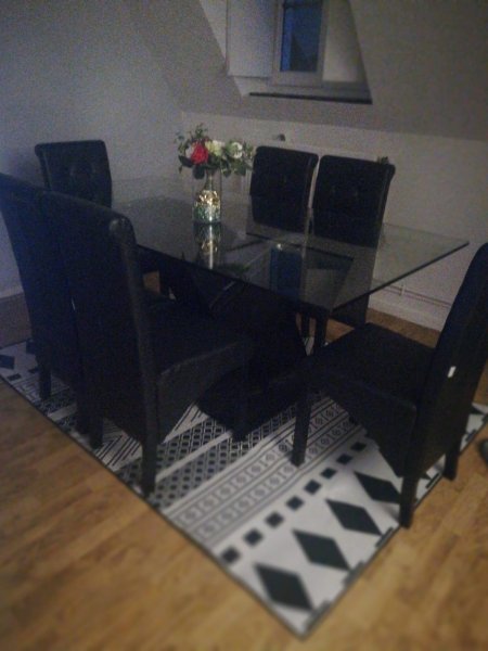 Une table avec 6 chaises pour la salle à manger