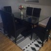 Une table avec 6 chaises pour la salle à manger