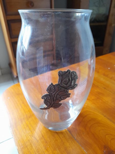 Vase en verre - d&eacute;coration florale - rose en etain