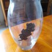 Vase en verre - décoration florale - rose en etain