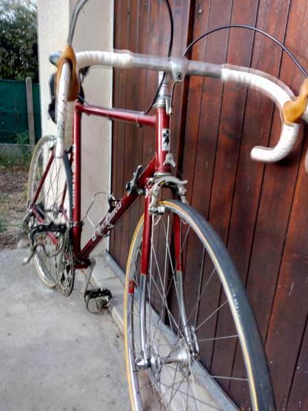 Vélo de course en bon état