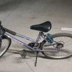 Vélo fille 24 pouces avec un casque gratuit.