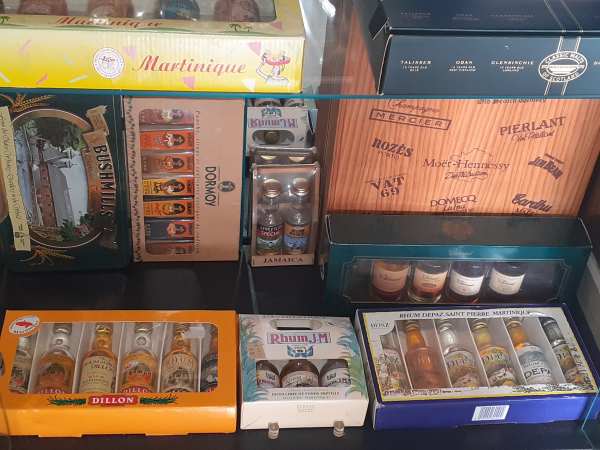 Vend collection mignonettes alcool