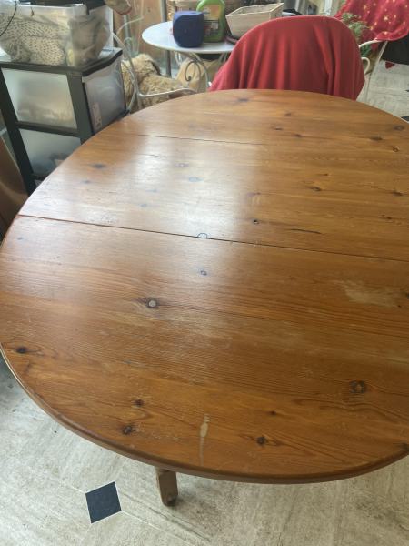 Vends table en pin sans chaisr pas cher