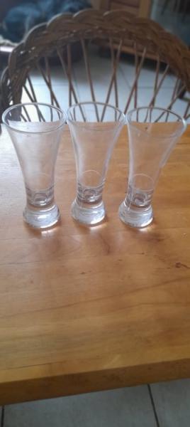 Verre a ap&eacute;ritif transparent avec trait doseur