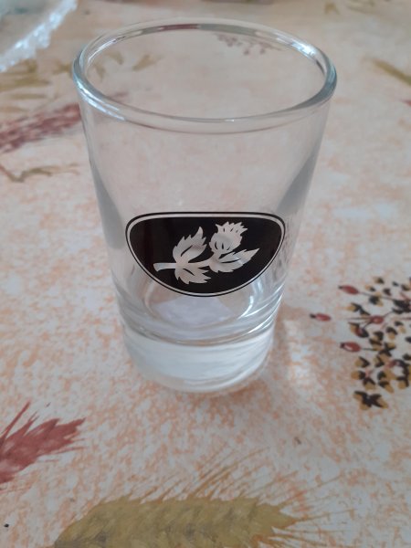 Verre illustr&eacute; d'une feuille