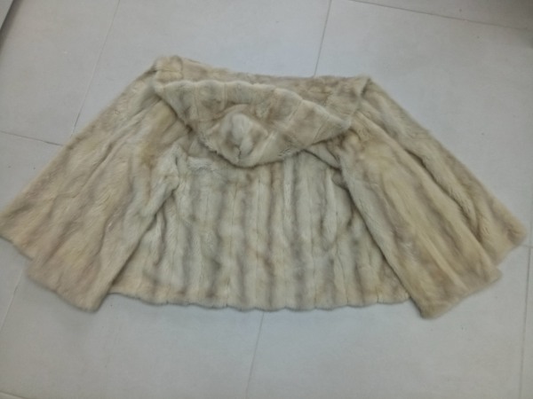 Annonce Veste large en vison, couleur beige