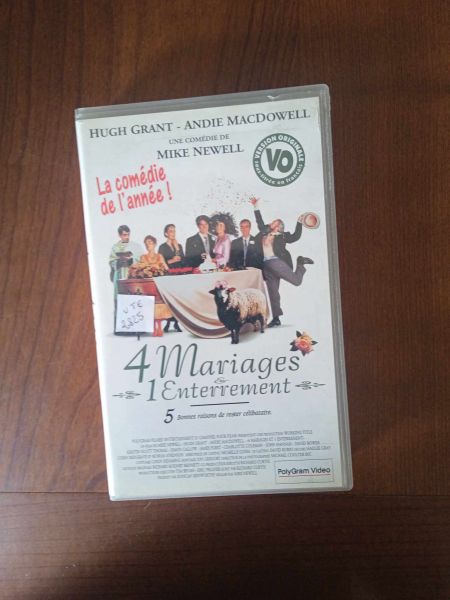 Vhs " 4 mariages et 1 enterrement "