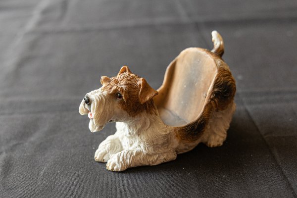 Vide-poche figuratif forme de fox-terrier &agrave; poil d