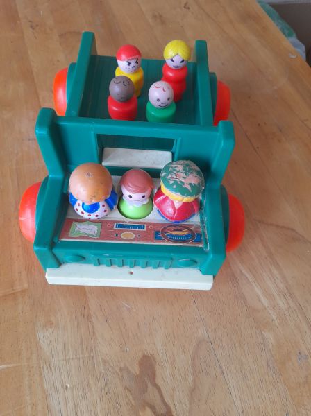 Vintage - jouet voiture + 7 petits personnages