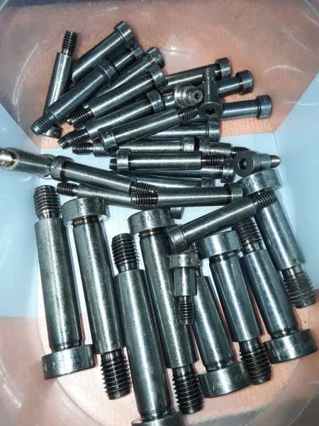 Vis rabourdin epaulee &agrave; 6 pans